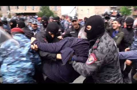 Armenii protestează împotriva armistiţiului din Nagorno-Karabah (VIDEO)! Poliţia a operat numeroase arestări