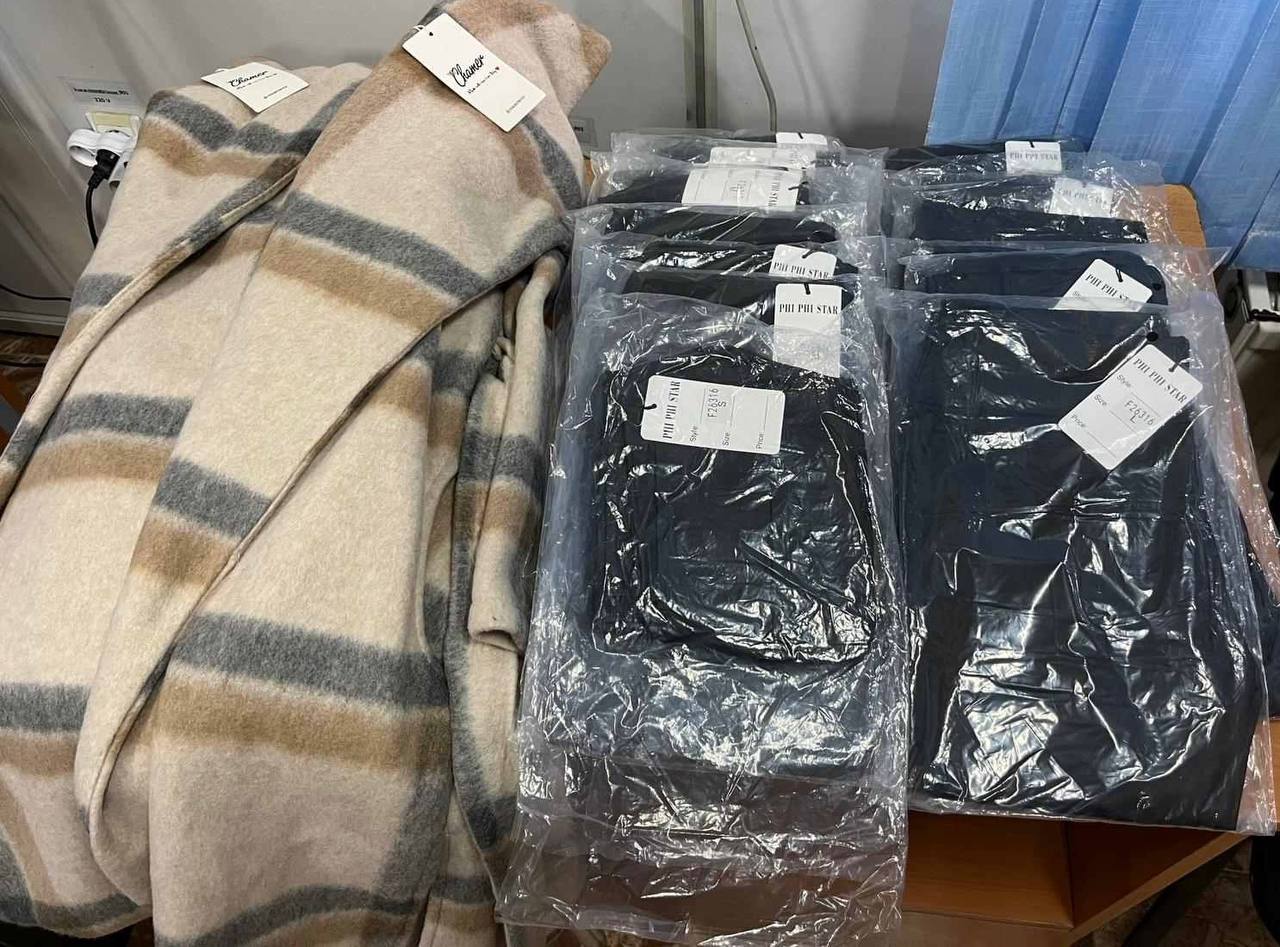 Articole vestimentare, în cantități comerciale, depistate tăinuite în cadrul controlului vamal 2 articole vestimentare 2
