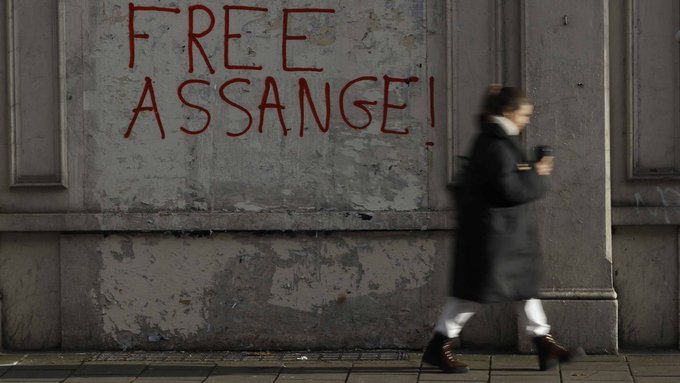 Susţinătorii lui Assange au format un lanţ uman în faţa parlamentului britanic