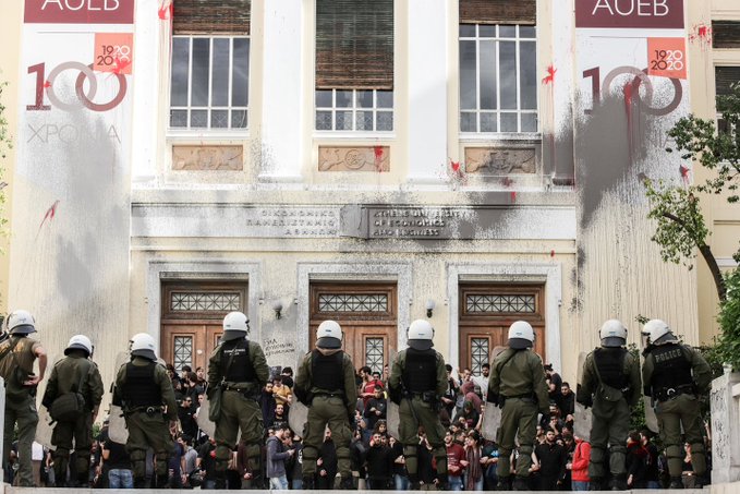 Confruntări între forţele de ordine şi studenţi într-un campus universitar din centrul Atenei