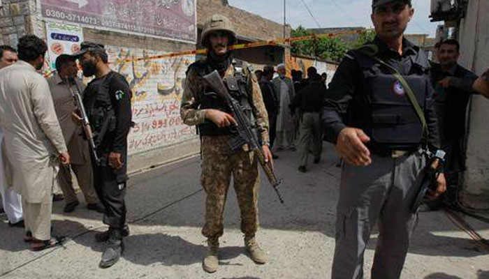 Atentat sinucigaș asupra unei tabere a armatei din nord-vestul Pakistanului. Cel puţin 11 soldaţi au fost ucişi