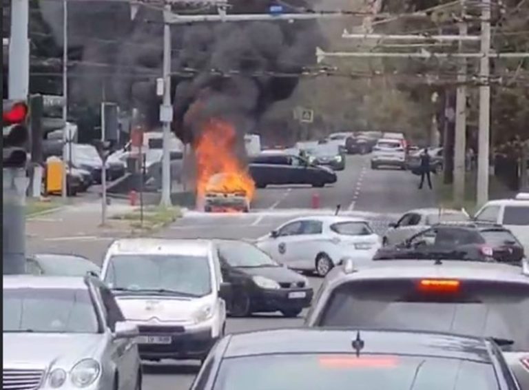 Un automobil a ars ca o torță în sectorul Botanica, după ce a explodat butelia cu gaz