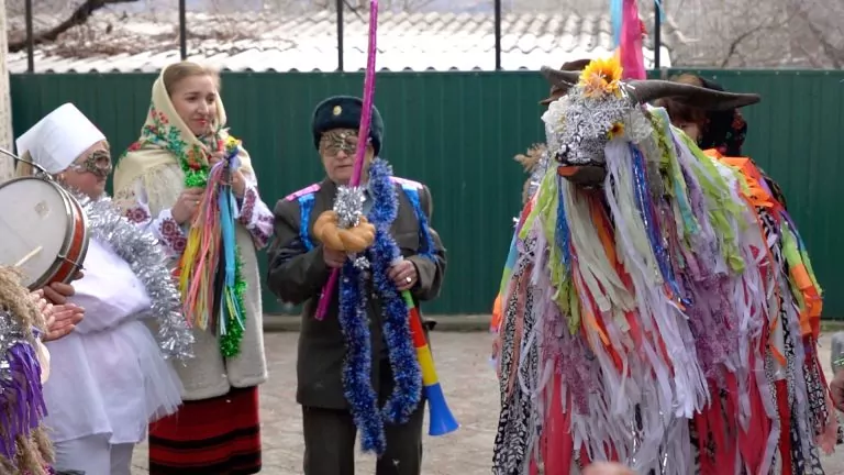 VIDEO/ În ajun de Anul nou, un grup de vârstnici din Năvârneț, Fălești au mers „Cu capra”. Află tradițiile de la Nord