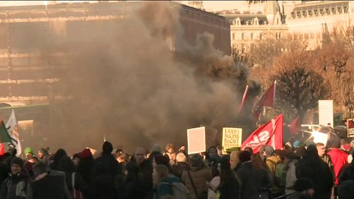 Mii de austrieci cer demisia guvernului ‘corupt’ al cancelarului Kurz și organizarea alegerilor anticipate