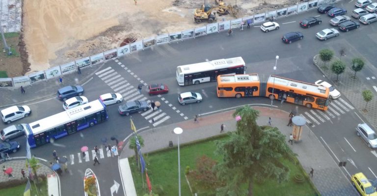 Reluare a transportului public la Tirana, după o întrerupere de patru luni