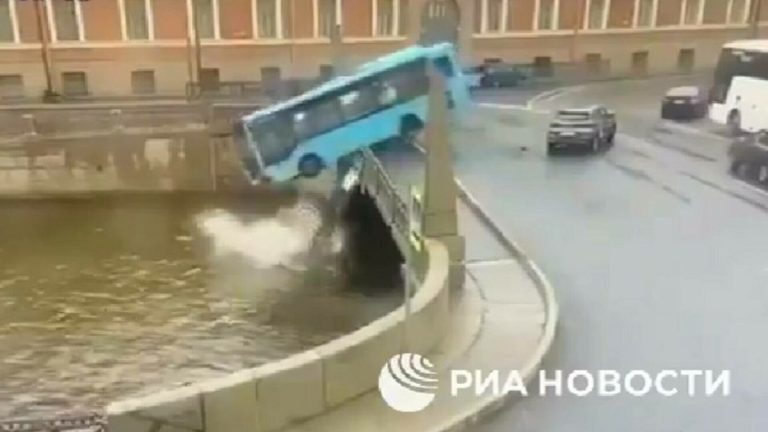 Un autobuz cu 20 de pasageri a căzut de pe un pod şi s-a scufundat în apă la Sankt Petersburg