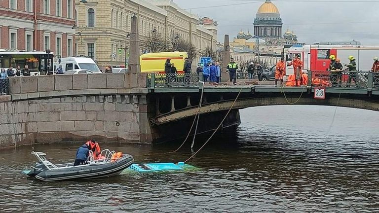VIDEO// Un autobuz plin cu pasageri a căzut în râu la Sankt Petersburg