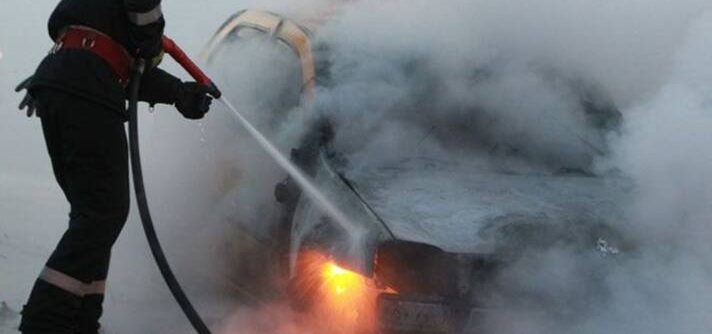 Automobil a fost incendiat noaptea trecută în curtea unui bloc din sectorul Râșcani