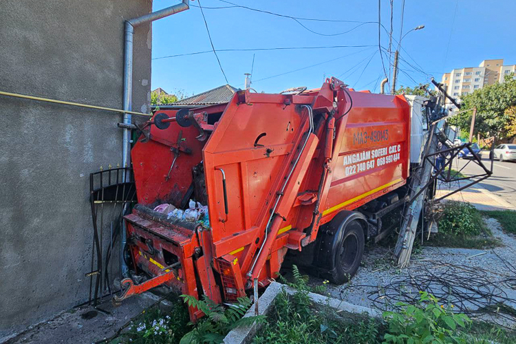 O autospecială de la Autosalubritate a doborât un pilon