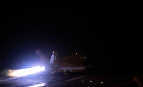 Ultimă oră: Avioane de război americane și britanice îi bombardează pe rebelii Houthi din Yemen