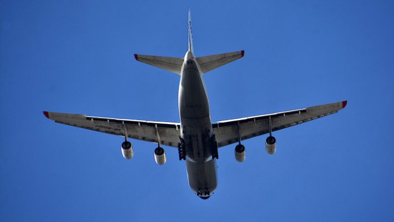 Pe aeroportul din Iași s-a activat Planul Roșu: alertă cu bombă la bordul unui avion care venea de la Londra