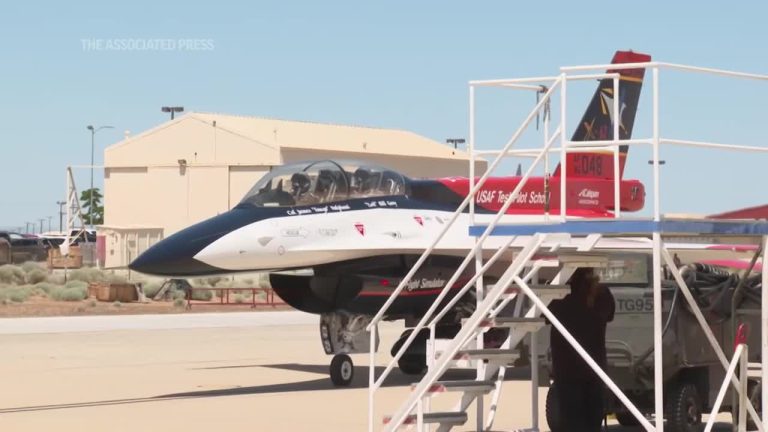 Un avion de vânătoare cu inteligență artificială ține pasul cu un pilot uman