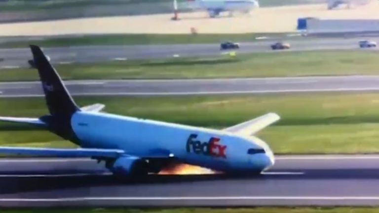Un avion cargo a aterizat forțat fără roțile din față pe aeroportul din Istanbul