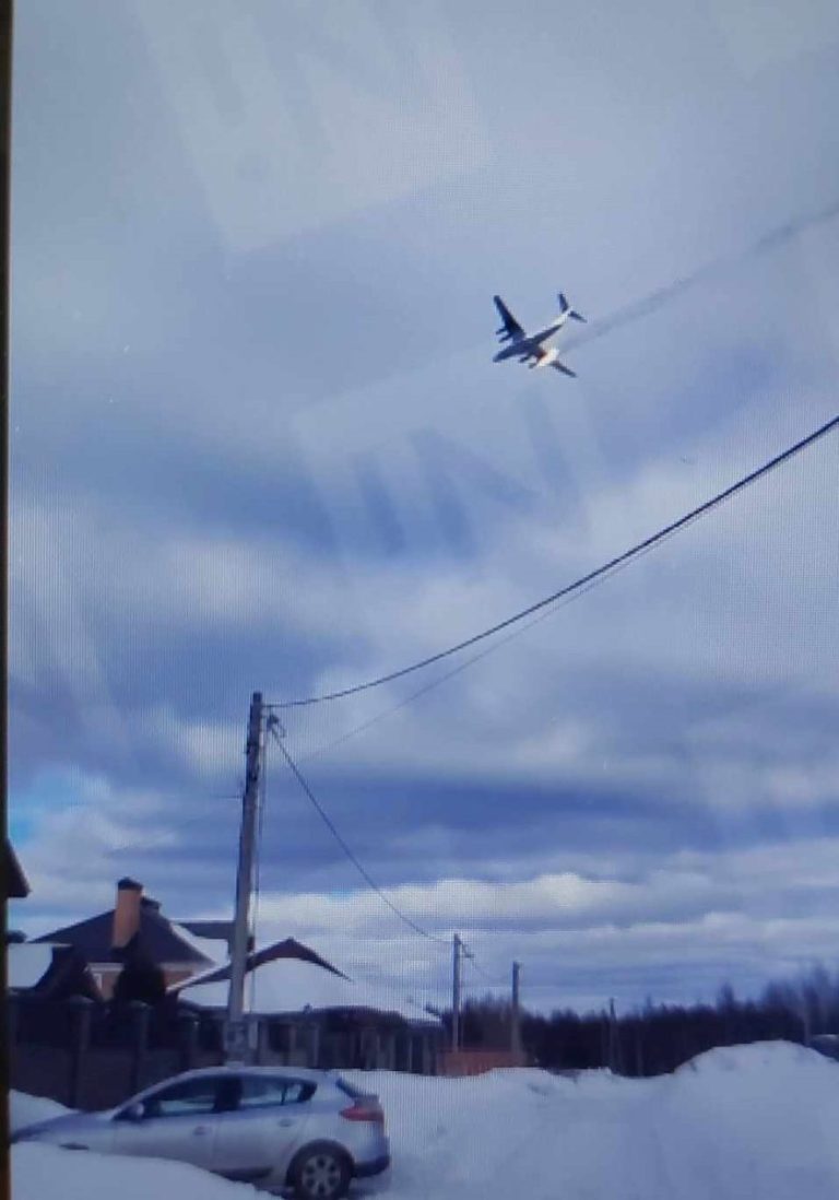 VIDEO: Un avion s-a aprins în aer și s-a prăbușit