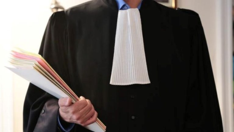 Un avocat este acuzat de falsificarea de probe în instanţă