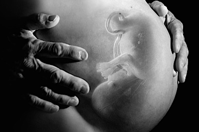 Interdicţia aproape totală a avortului intră în vigoare în Polonia
