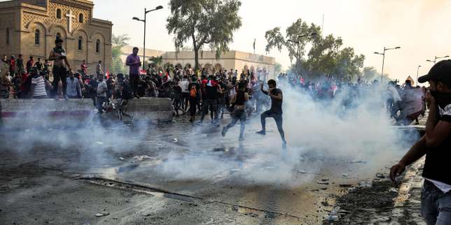Zeci de protestatari au fost răniţi în confruntări cu forţele de ordine în centrul Bagdadului