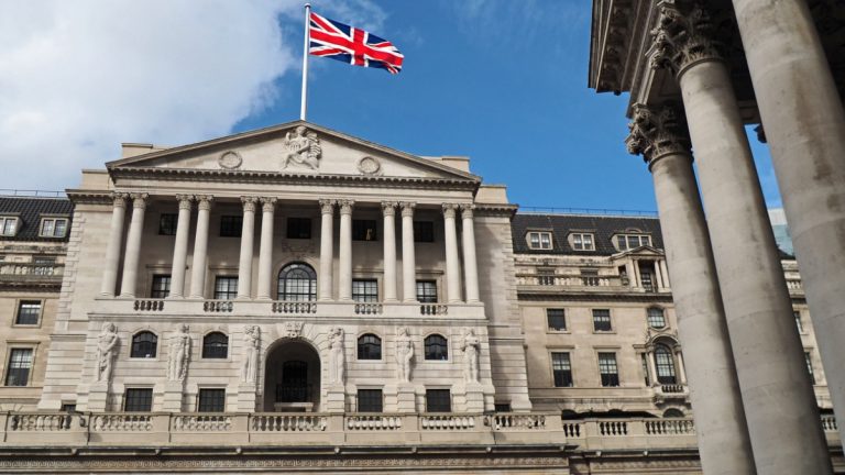 Banca Angliei majorează rata dobânzii şi estimează că Marea Britanie va evita recesiunea