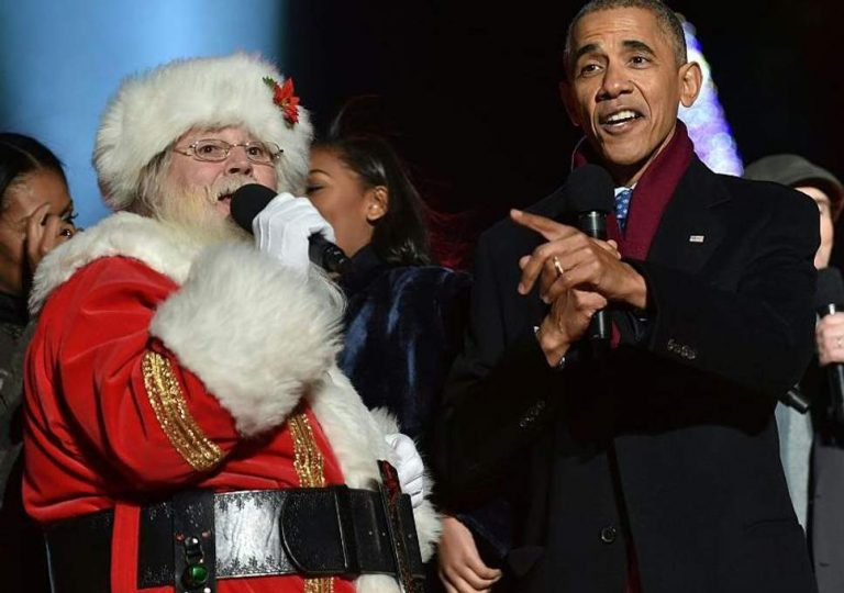 Obama, în rol de Moş Crăciun, a împărţit cadouri copiilor bolnavi la un spital din Washington