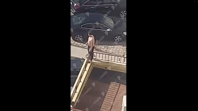 ULTIMA ORĂ/ Un bărbat amenință că se aruncă în gol de la balconul unui bloc de locuințe, aflat pe bulevardul Mircea cel Bătrân dn capitală