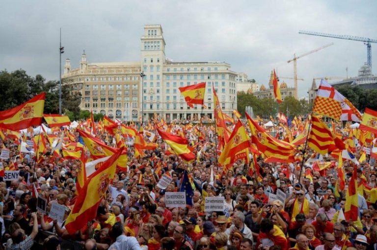 VIDEO Manifestaţie de amploare. Două sute de mii de oameni în stradă pentru a se opune procesului intentat liderilor catalani