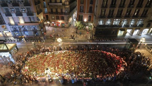 Un banner cu un mesaj împotriva regelui Spaniei, amplasat la Barcelona înaintea omagierii victimelor atentatelor de anul trecut
