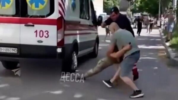 VIDEO În Odesa, lucrătorii biroului militar de înrolare și a unei ambulanțe s-au luat la bătaie. Medicii susțin că au încercat să-i ducă pe front