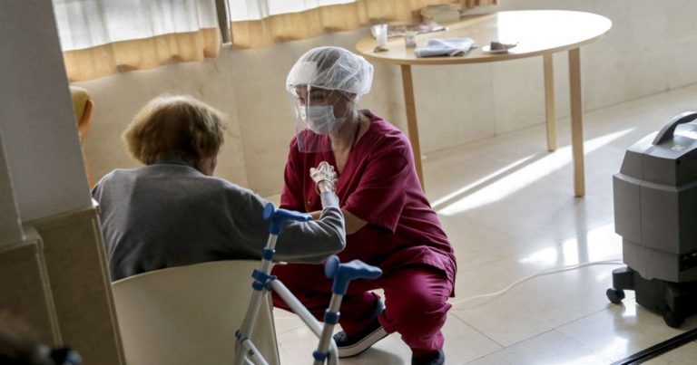 Îngrijitorii de bătrâni din Bavaria ar putea fi OBLIGAȚI să se vaccineze anti-COVID