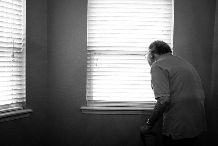 Marea Britanie: Aproximativ 200.000 de vârstnici suferă de singurătate (raport)