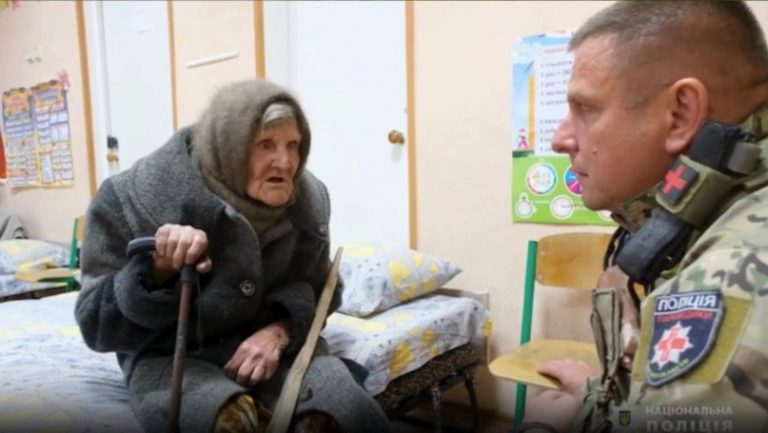 O ucraineancă de 98 de ani a supraviețuit miraculos după ce a mers 10 km prin zonele de război din Donețk