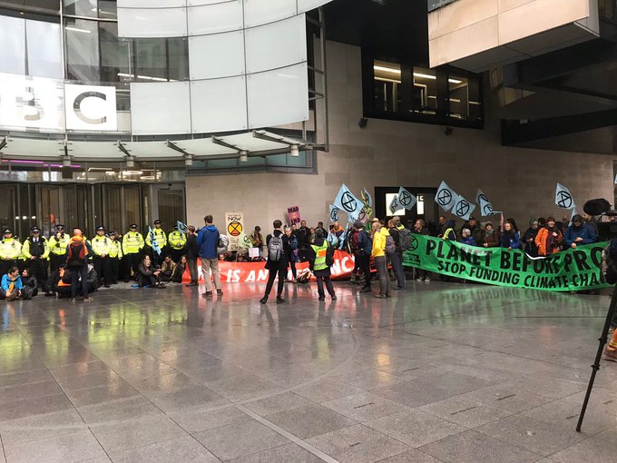 Protestatari Extinction Rebellion au blocat sediul BBC din Londra