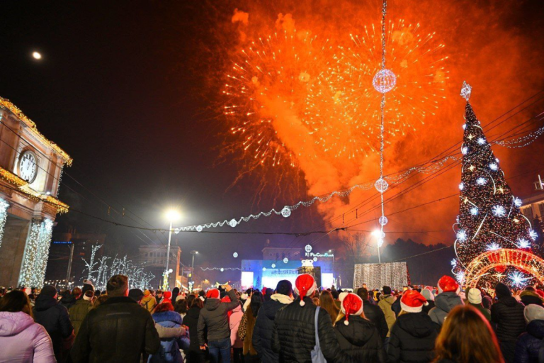 VIDEO/ Moldovenii au ignorat avertizările autorităților au lansat focuri de artificii cu nemiluita
