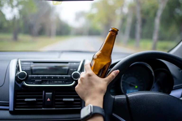Legea a fost adoptată în România: Șoferii prinși băuți sau drogați la volan rămân zece ani fără permis!