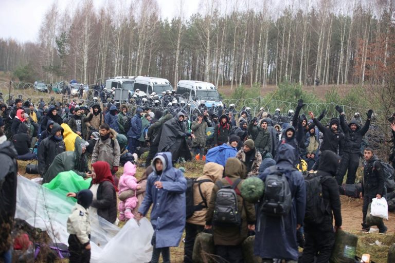UE va trimite ajutoare în valoare de 700.000 de euro migranţilor aflaţi la graniţa dintre Polonia şi Belarus
