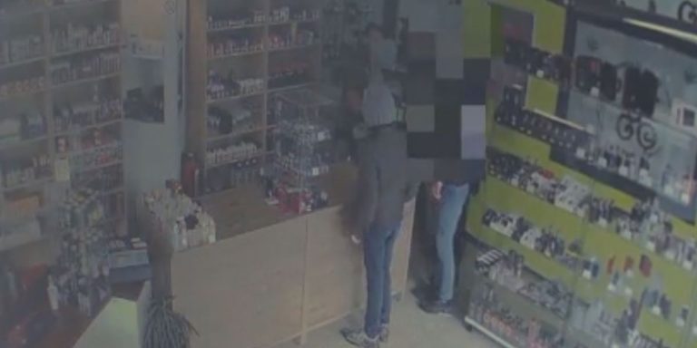 Cei mai jalnici hoţi din Belgia: Cinci indivizi care voiau să jefuiască un magazin, arestați după ce proprietarul le-a spus să revină mai târziu