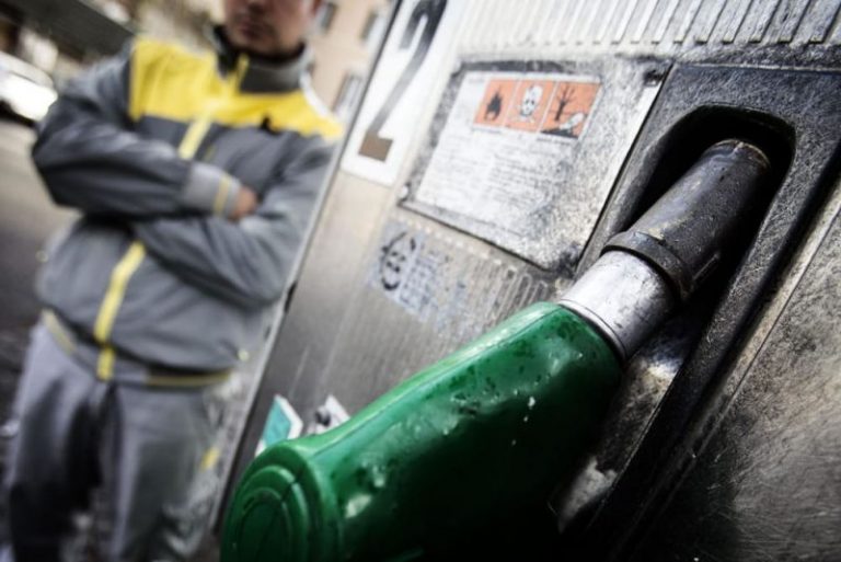 Slovenia PLAFONEAZĂ preţul la combustibil