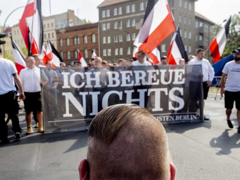 Ciocniri de stradă la Berlin între extremişti de dreapta şi activişti anti-nazism
