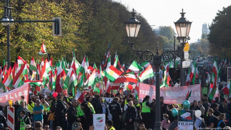 Circa 80.000 de persoane au manifestat la Berlin în semn a susţinere a protestelor din Iran – VIDEO