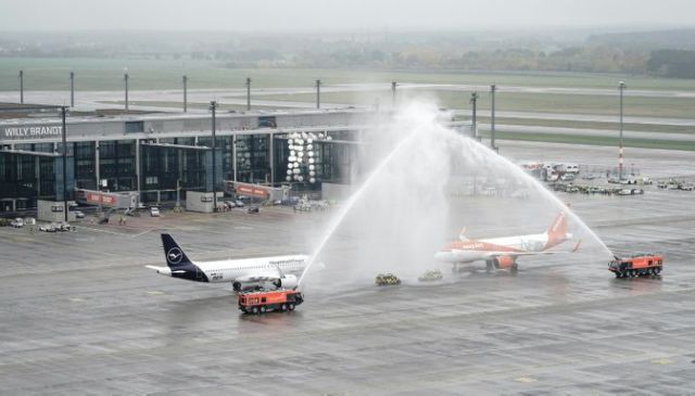 Activişti Extinction Rebellion s-au lipit de un avion la inaugurarea noului aeroport internaţional din Berlin