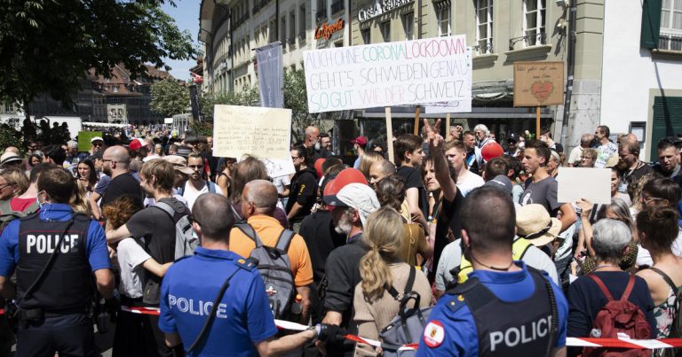Sute de elveţieni protestează la Berna împotriva măsurilor de izolare