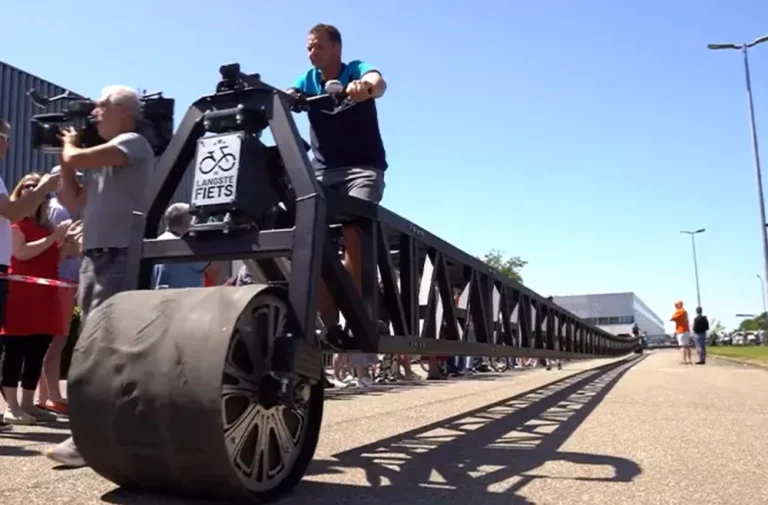 Cum arată cea mai lungă bicicletă din lume