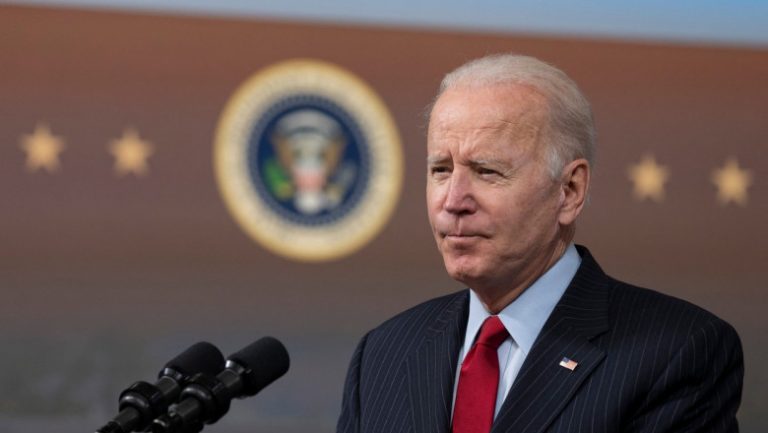 Biden va promulga săptămâna viitoare o lege care va permite subvenţionarea industriei americane a semiconductorilor