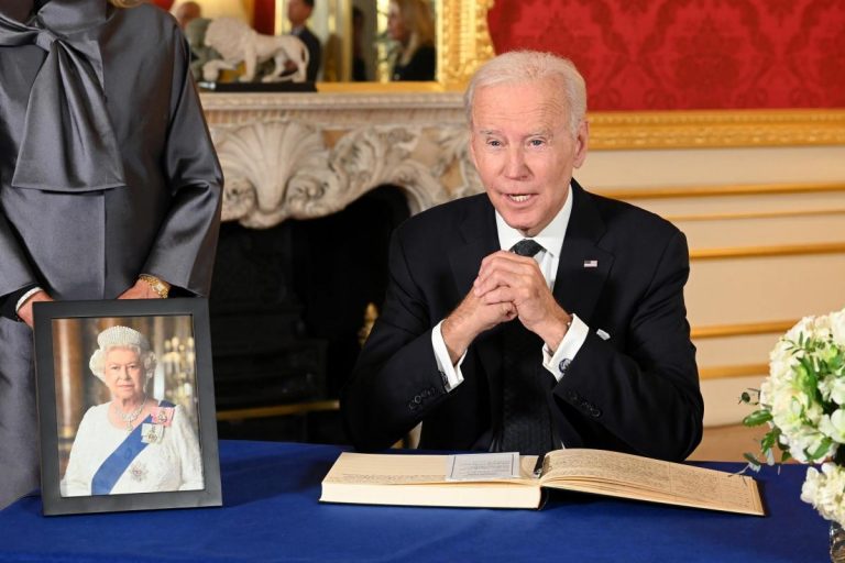 Biden salută simţul ‘demnităţii’ şi al ‘serviciului’ pe care l-a avut regina Elisabeta a II-a: Lumea este mai bună datorită ei