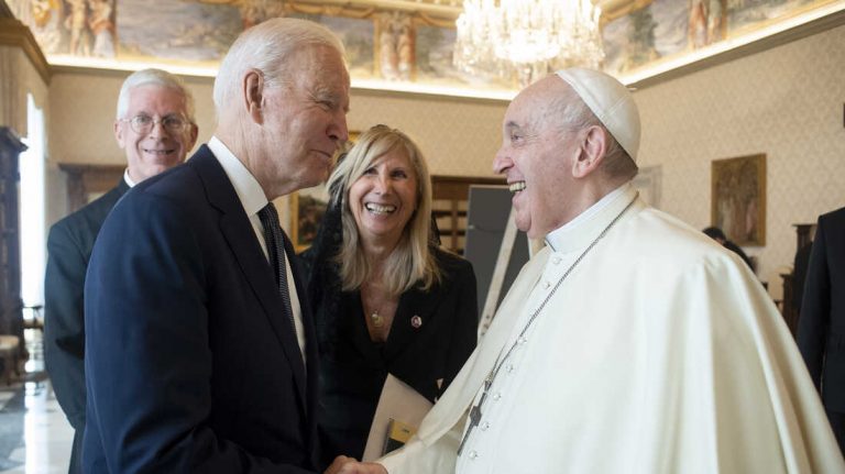 Întrevedere neobişnuit de lungă a Papei Francisc cu Joe Biden, care încearcă să revină în prim-planul scenei internaţionale