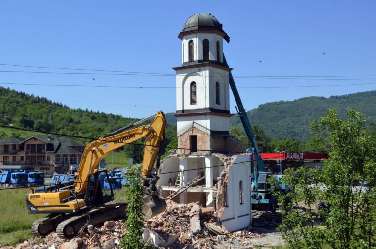 O biserică ortodoxă sârbă construită ilegal în apropiere de Srebrenica a fost demolată