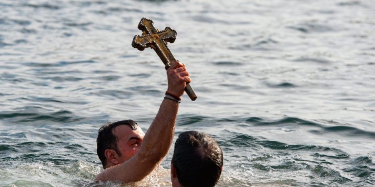 Creștinii ortodocși prăznuiesc Botezul Domnului
