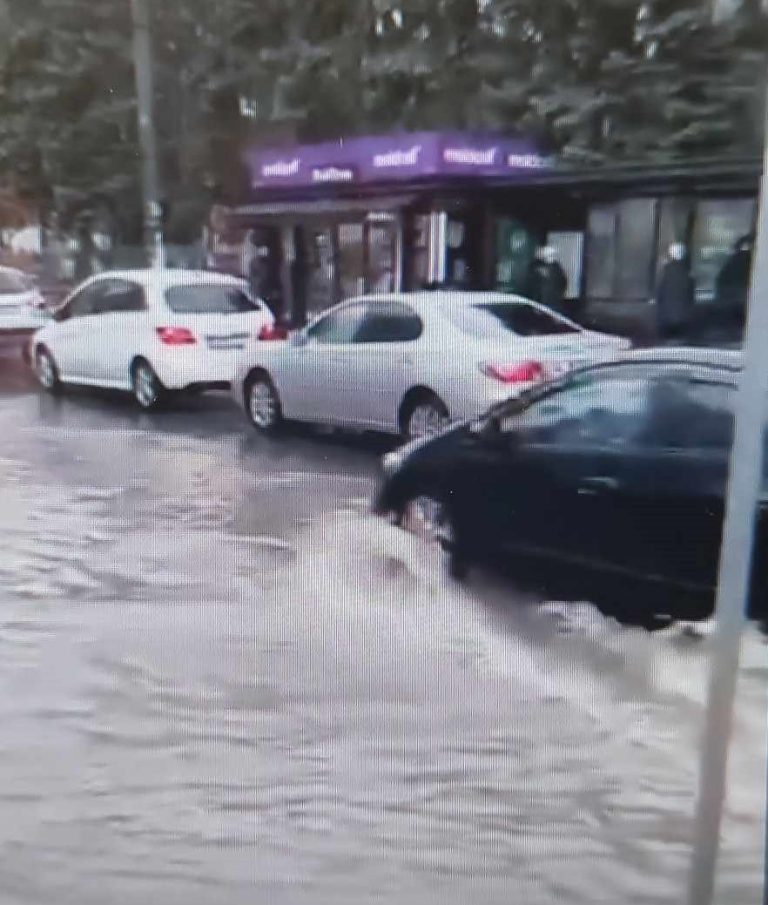 Strada Bodoni s-a făcut lac după ploaia de astăzi