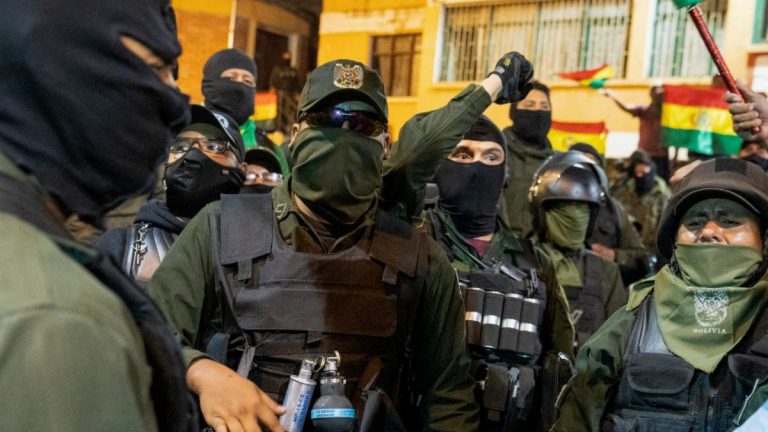 Bolivia: Cei şase poliţişti spanioli acuzaţi de guvern au plecat spre Madrid