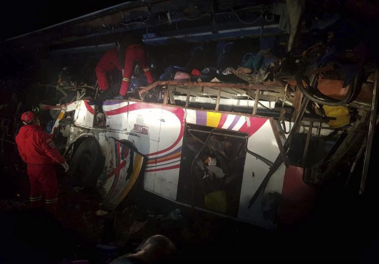 Cel puţin 25 de morţi după ce un autocar s-a lovit cu un camion într-o zonă muntoasă din Bolivia