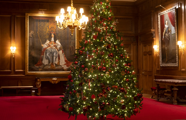 Palatul Holyroodhouse din Edinburgh, reşedinţa oficială a reginei Elizabeth a II-a în Scoţia, a fost decorat pentru Crăciun